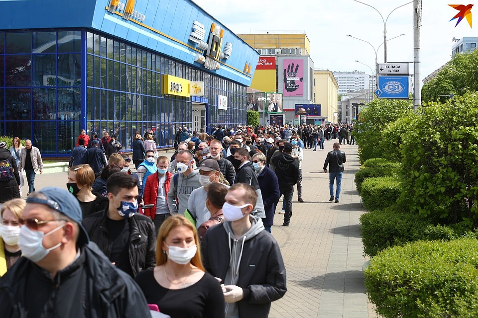 Очередь из желающих поставить свою подпись растянулась на сотни метров. Фото: Святослав ЗОРКИЙ