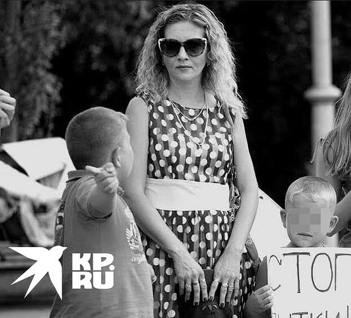 Марина Рузаева с детьми на митинге против пыток.