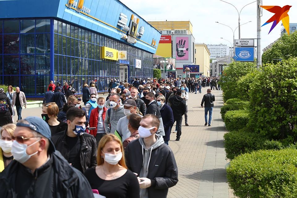 Очередь желающих оставить подпись растянулась от Комаровки до станции метро «Площадь Якуба Коласа». Фото: Святослав ЗОРКИЙ