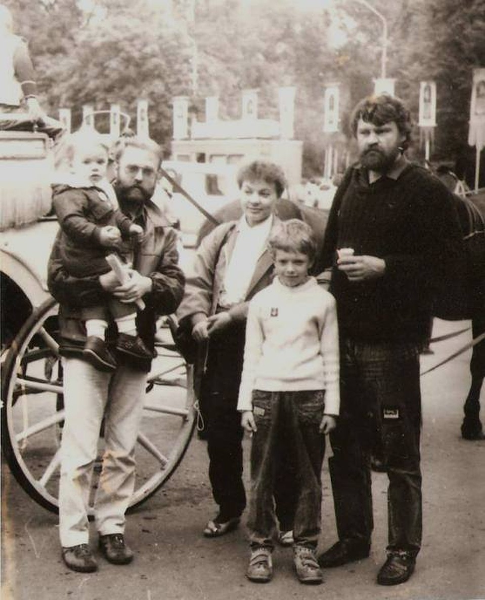 На празднованиях 500-летия Скорины в Полоцке (1990 год) Алесь Аркуш с женой Татьяной и Сыном Антоном, коллегой-писателем Владимиром Орловым и его сыном Богданом. Фото: Личный архив