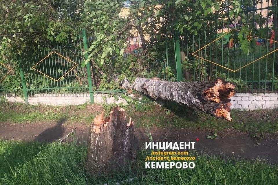 Забор не выдержал напора стихии.Фото:"Инцидент Кемерово"/ vk.com