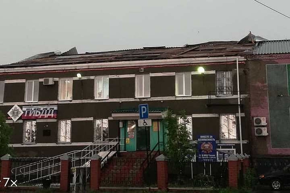 В Мариинске у здания ГИБДД частично повреждена кровля. Фото: «Мариинск Подслушано»/ vk.com