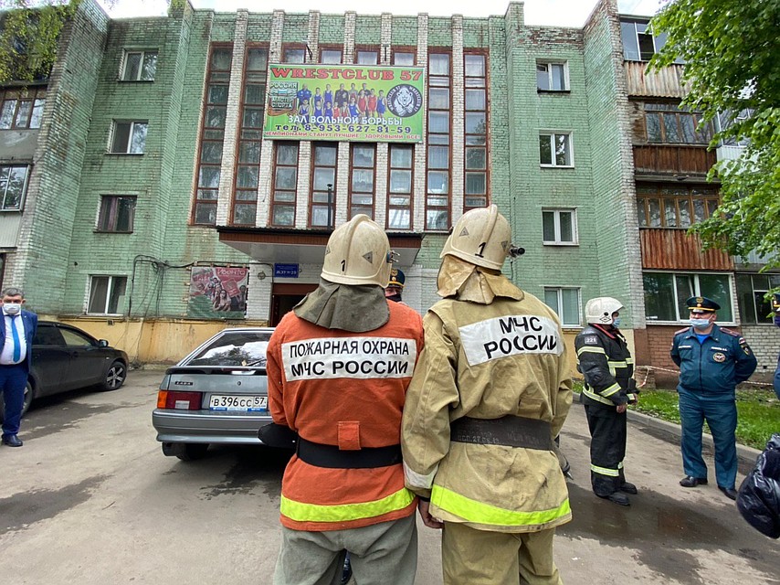 Опасные части здания демонтируют. Фото: предоставлено Сергеем ЛЕЖНЕВЫМ