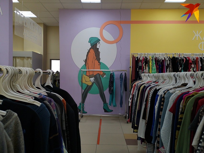Покупатели и продавцы в секонд хендах уверены: одежда здесь не только дешевая, но и качественная. Фото: Таисия ЧЕРНУХО