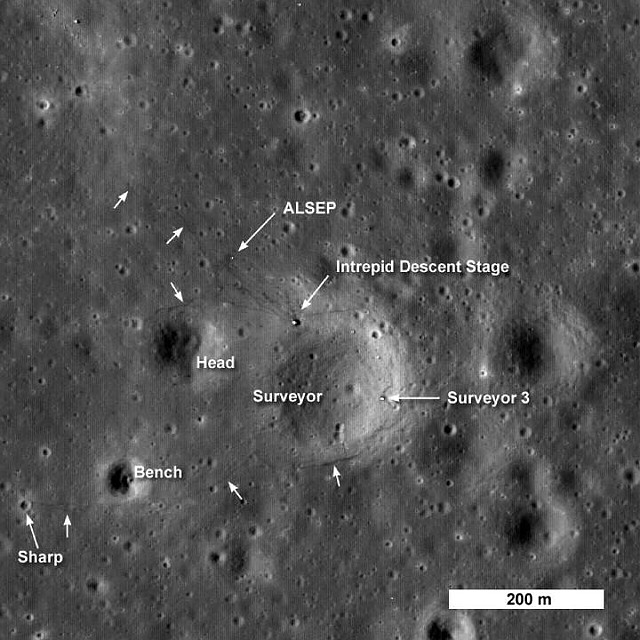 Место посадки "Аполлона-12". С орбиты снимал аппарат LRO.
