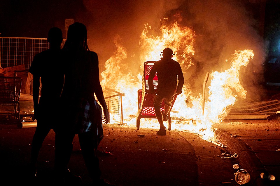 Убийство полицией афроамериканца вылилось в массовые беспорядки Фото: REUTERS