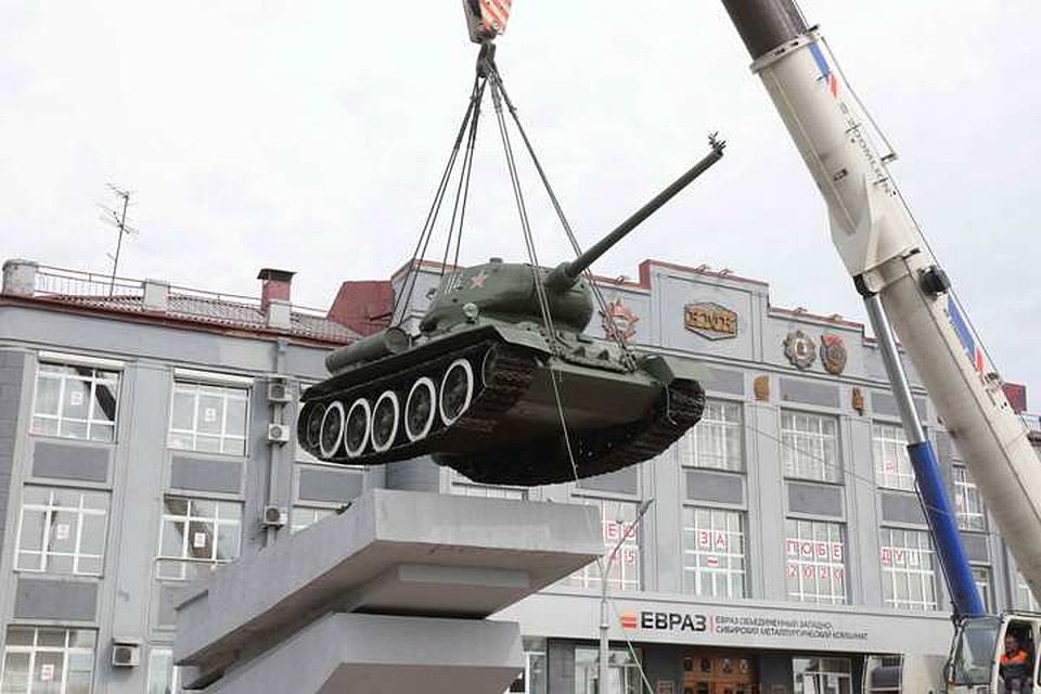 Впервые за 47 лет гусеницы танка оторвались от постамента. ФОТО: Денис Рассохин