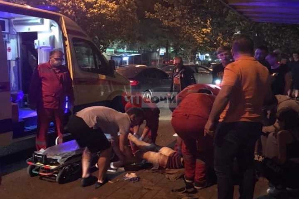 Парень получил несколько ножевых ранений в ноги. Фото ВК "ЧП Сочи"