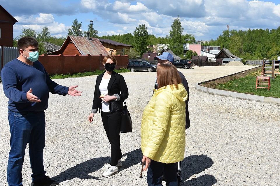 Депутаты обсуждают с жильцами, как лучше обустроить их двор.