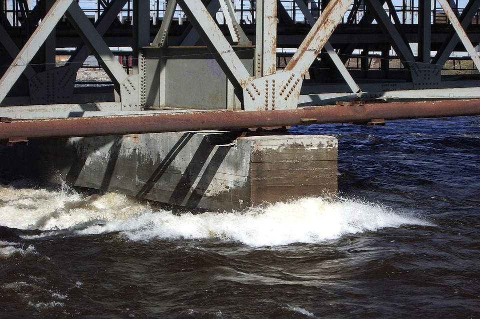 В 2005 году воджа поднималась выше, чем сейчас, но угрозы мосту не было. Фото: Из архива Сергея Кашина
