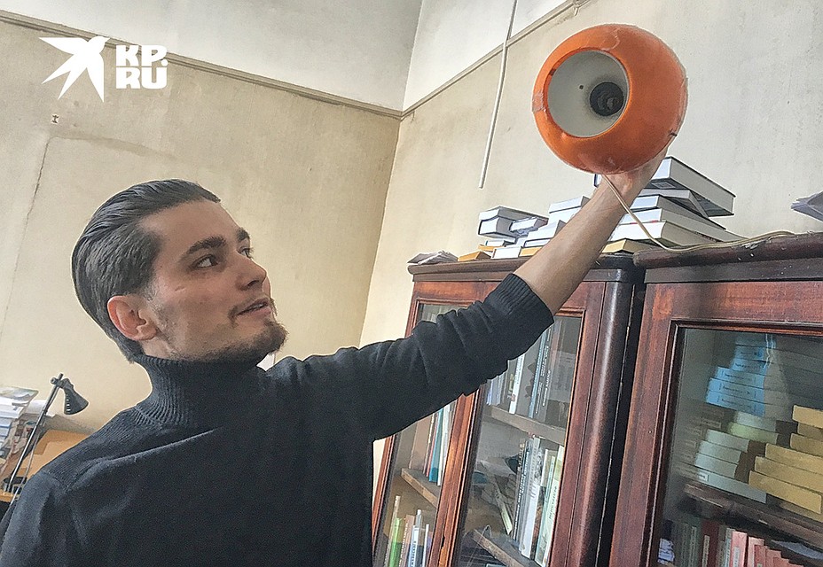 А это - знаменитая апельсиновая лампа. Такие стояли на столах сотрудников "Вопросов познания". Фото: Сергей СЕЛЕДКИН