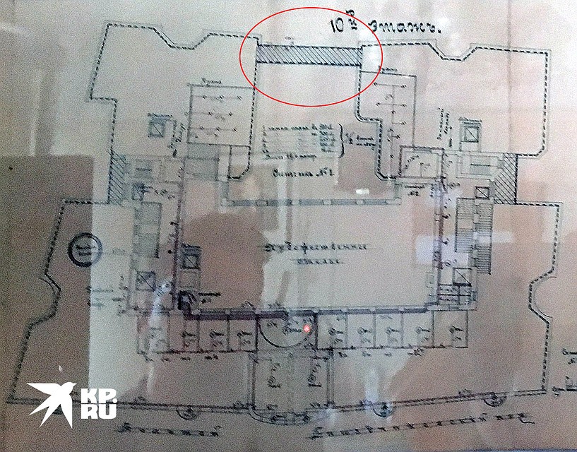 По задумке архитекторов, две части здания должен был соединять особый прозрачный мост. Фото: Сергей СЕЛЕДКИН