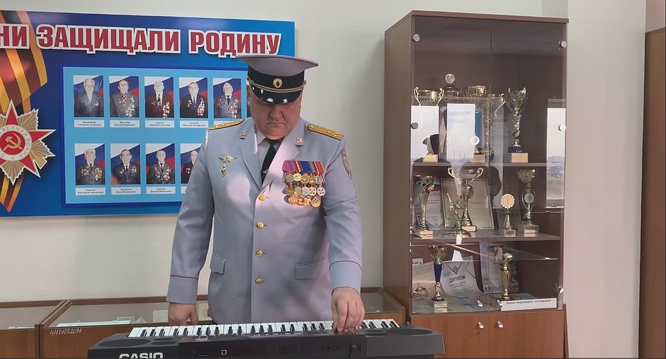 Еще совсем недавно полковник принимал активное участие в творческой деятельности своего коллектива Фото: принтскрин видео.