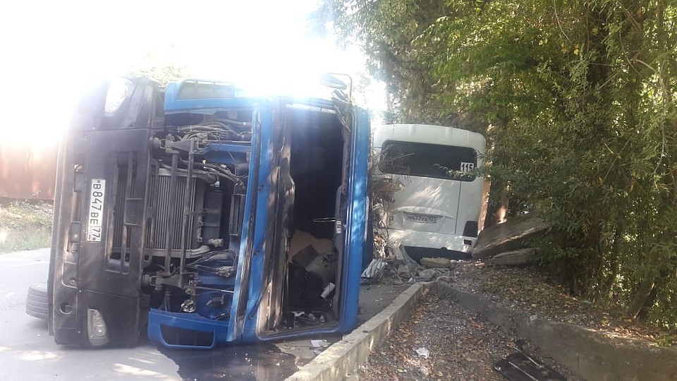 Автобус двигался во встречном направлении по своей полосе. Фото: пресс-службы ГУ МВД России по Краснодарскому краю.
