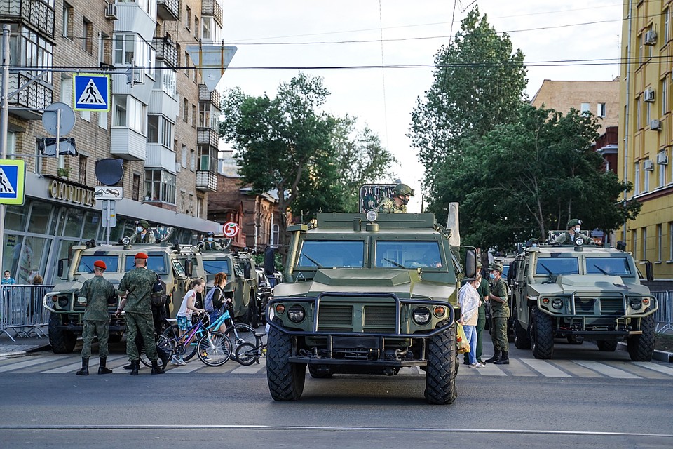 Горожане с удовольствием глазели на технику Фото: Светлана МАКОВЕЕВА