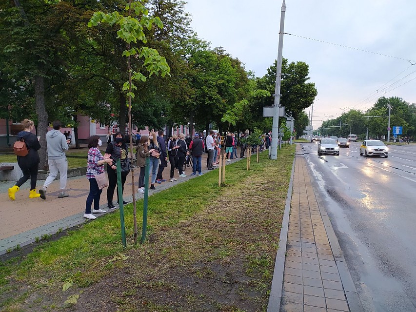 Люди плотно стояли вдоль проспекта Машерова - центральной улицы Бреста.