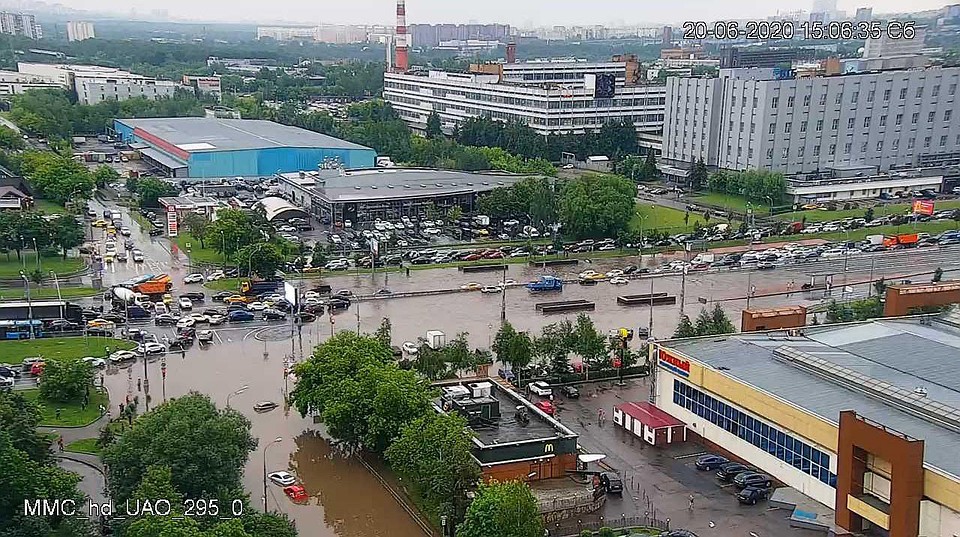 На улице собралась нетипичная для выходных многокилометровая пробка. Фото: ЦОДД