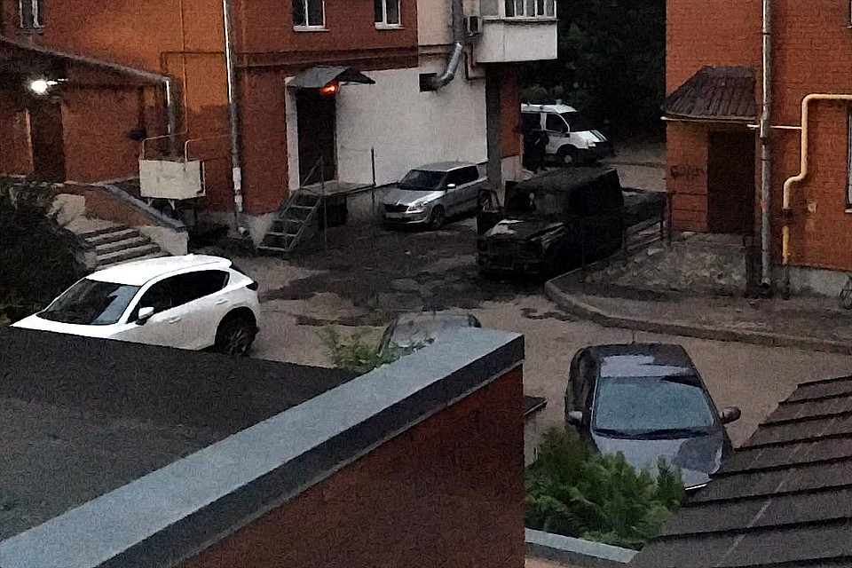 Полиция приступила к опросу владельца авто. Фото: Олег ХАДАЕВ