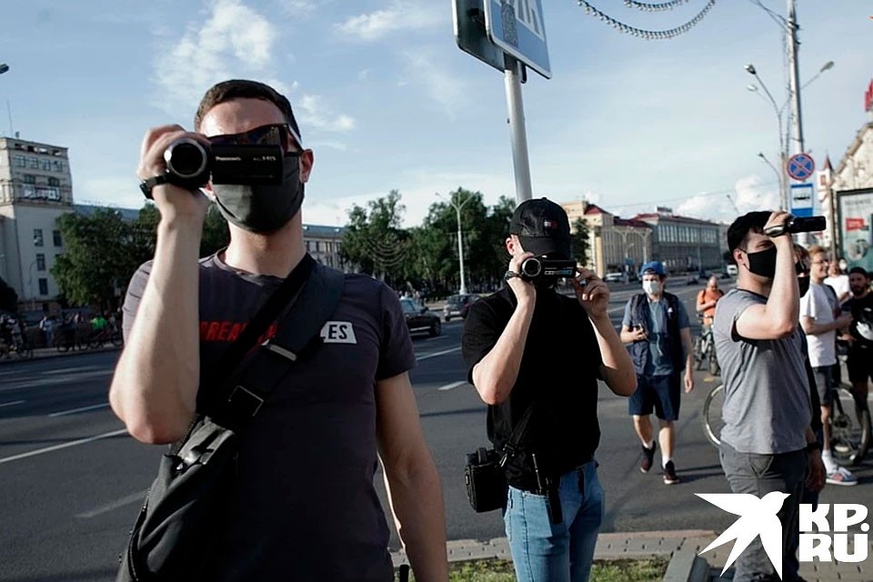 Люди в штатском фиксируют на видео происходящее Фото: Святослав ЗОРКИЙ