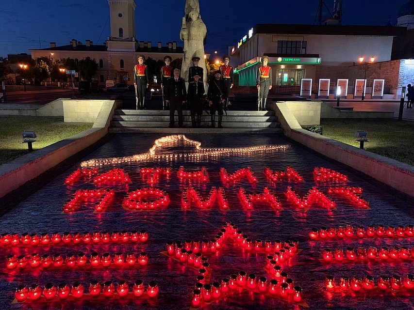 В честь погибших фронтовиков ленинградцы на рассвете зажгли свечи памяти. Фото предоставлено пресс-службой правительства Ленинградской области.