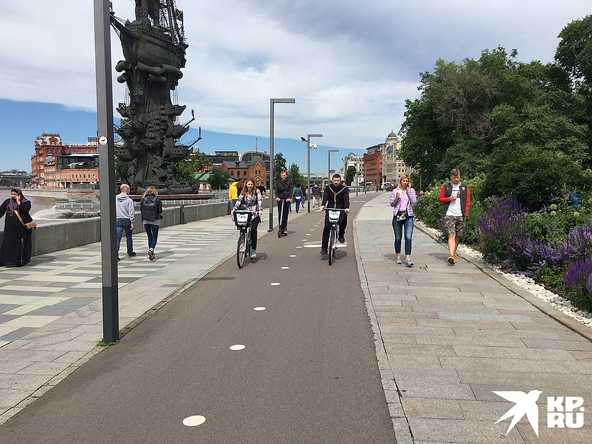 Велодорожки на территории парка «Музеон». Только вот по встречке ездить нельзя! Фото: Павел КЛОКОВ