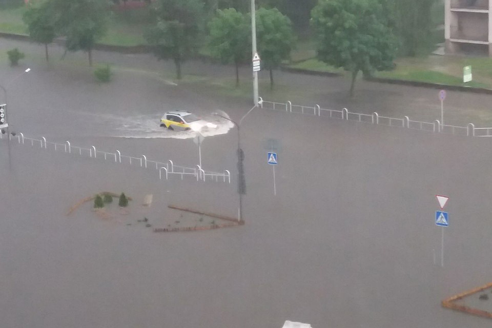 Автомобили "плыли" по проезжей части. Фото: Шкадлівы Магілёў. Вконтакте.