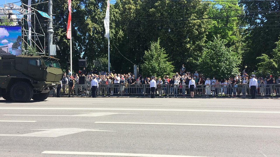 Зрители наблюдали из Кольцовского сквера за проходящими военными Фото: Татьяна МИСТЮКОВА