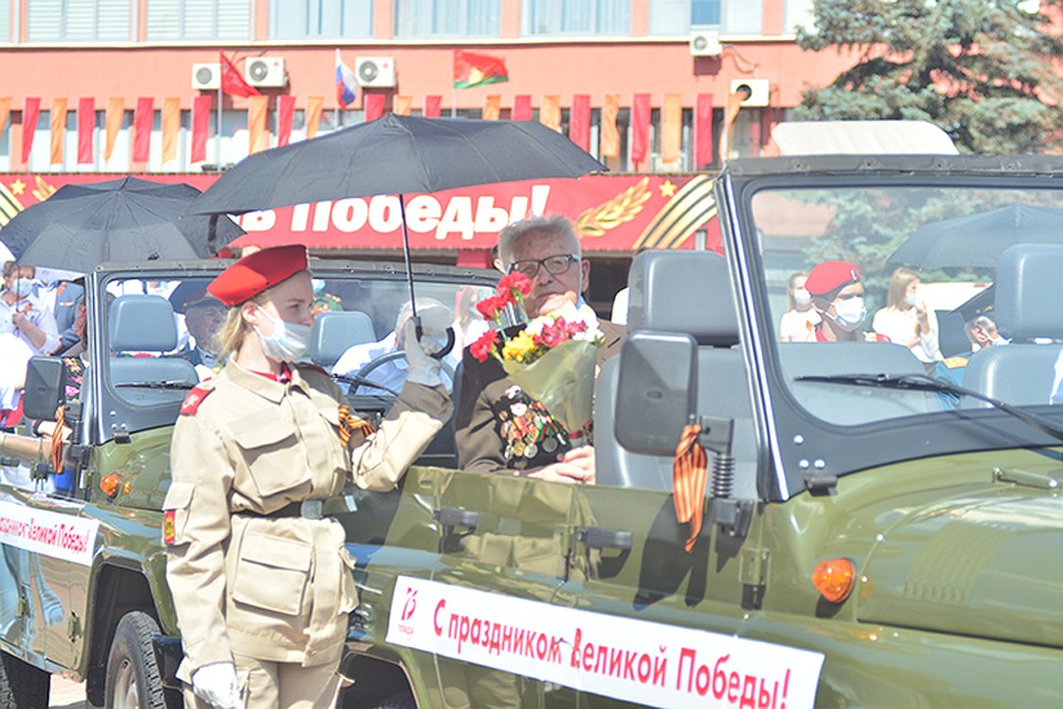 Волонтеры спасали ветеранов от палящего солнца под зонтиками. Фото: Марина АНТОНОВА
