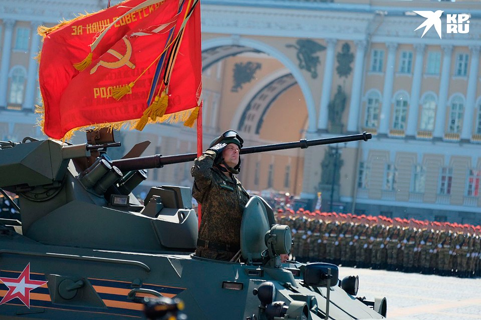 А это могучие БТР-82 на Дворцовой. Фото: Артем КИЛЬКИН