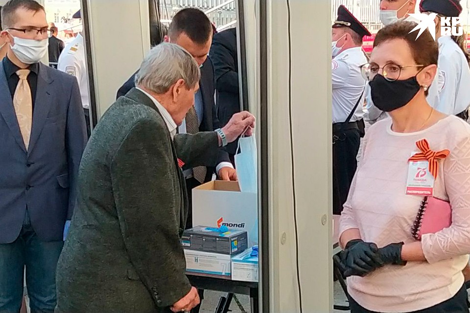 На входе гостям выдавали маски, если своих у них не было. Фото: Сергей ВОЛЧКОВ