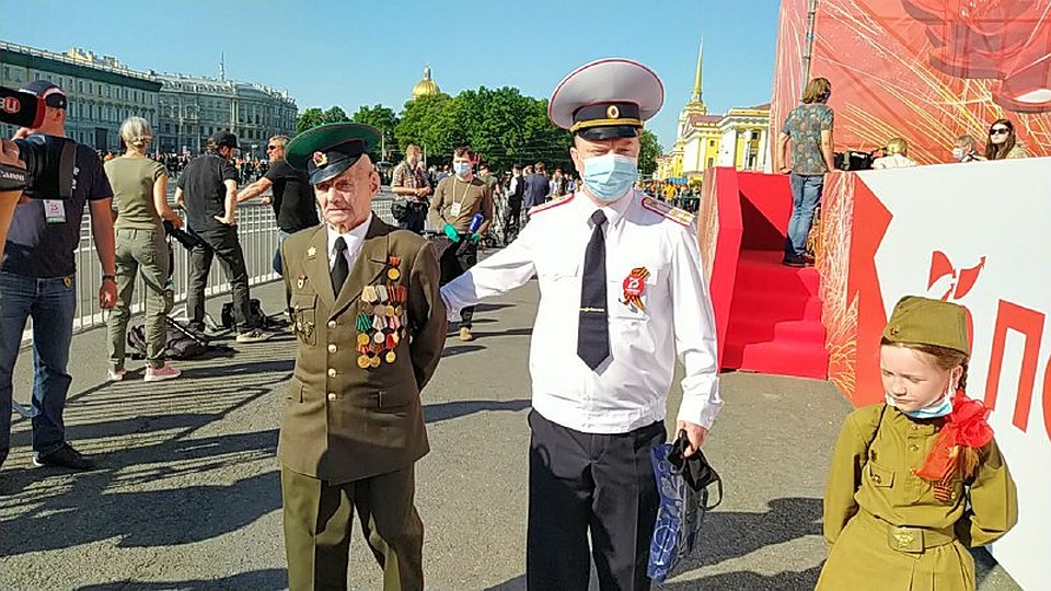 В Санкт-Петербург Иван Лаврентьевич приехал с семьей - в том числе с маленькой правнучкой. Фото: Сергей ВОЛЧКОВ