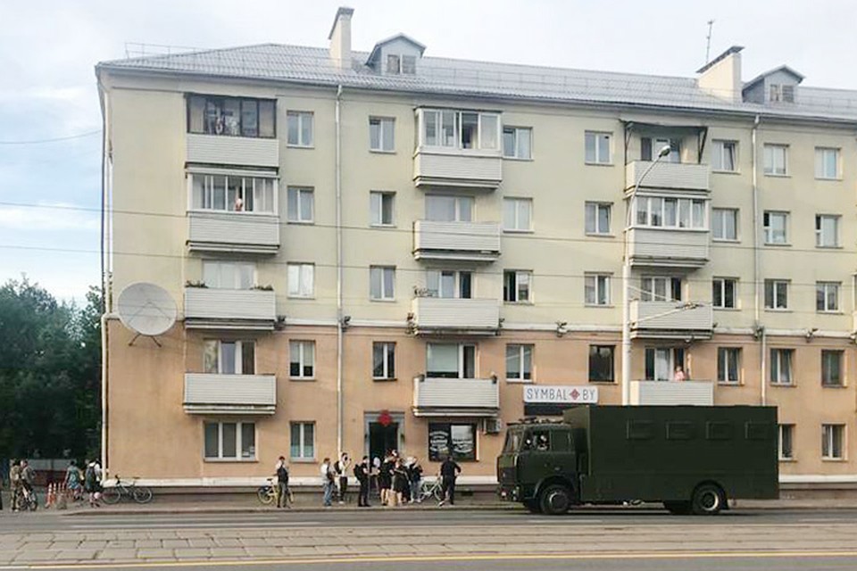 Во вторник вечером к очереди стоящей в магазин подъехал автозак и начались задержания.
