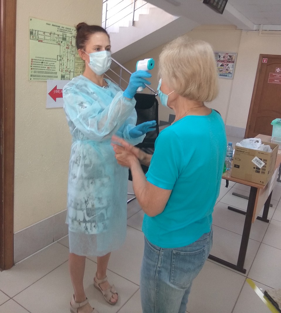Перед входом всем измеряется температура. Фото: Алиса Селезнева
