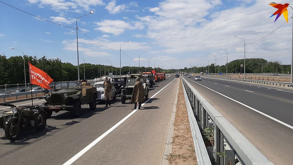 Первой по новой дороге проехала колонна из ретромашин и дорожной техники. Фото: Екатерина СИМОХИНА