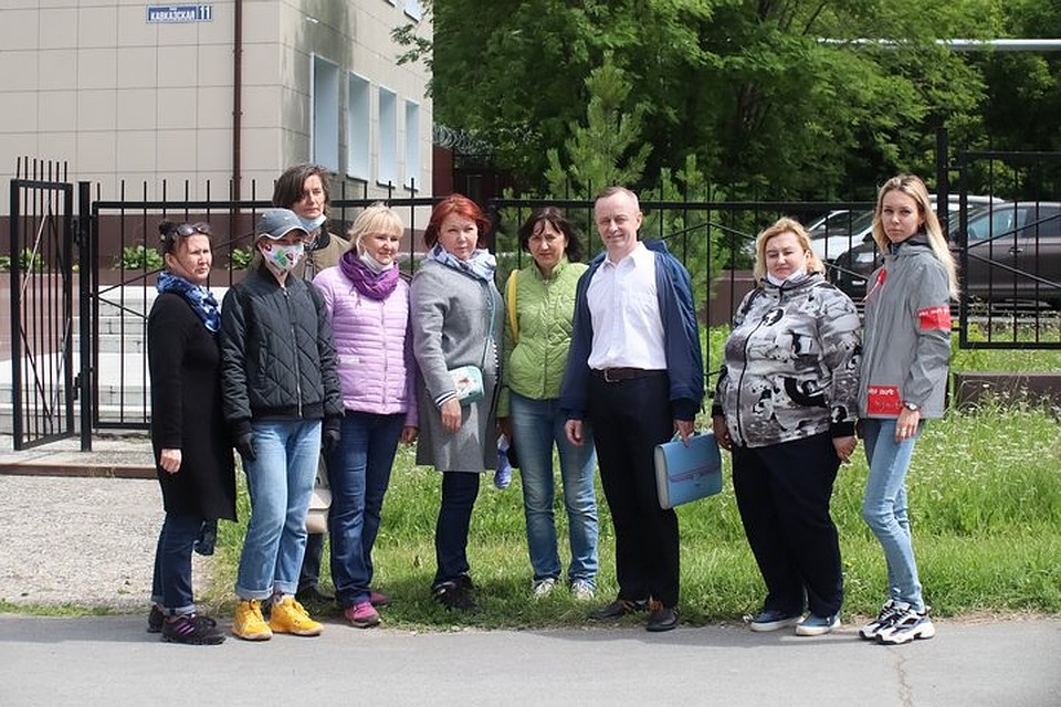 На кажое заседание педагога приходят поддержать его коллеги, родители школьников и его выпускники. Фото: Василий Вахрин