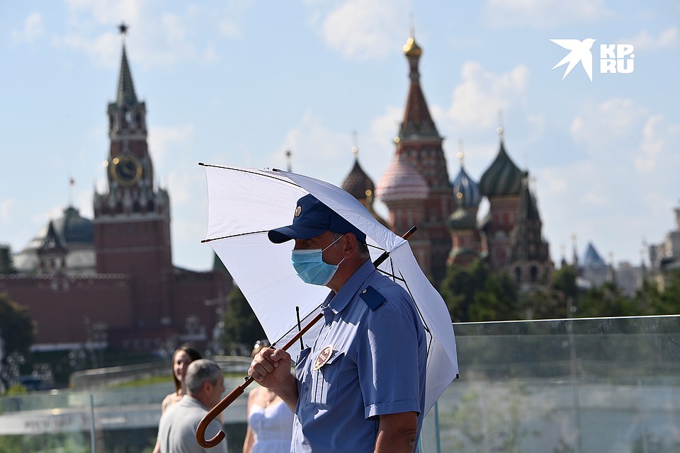 Впрочем, кое-кто ведь и на работе. А тут главное - не получить солнечный удар. И про табельные «средства индивидуальной защиты» не забыть Фото: Владимир ВЕЛЕНГУРИН