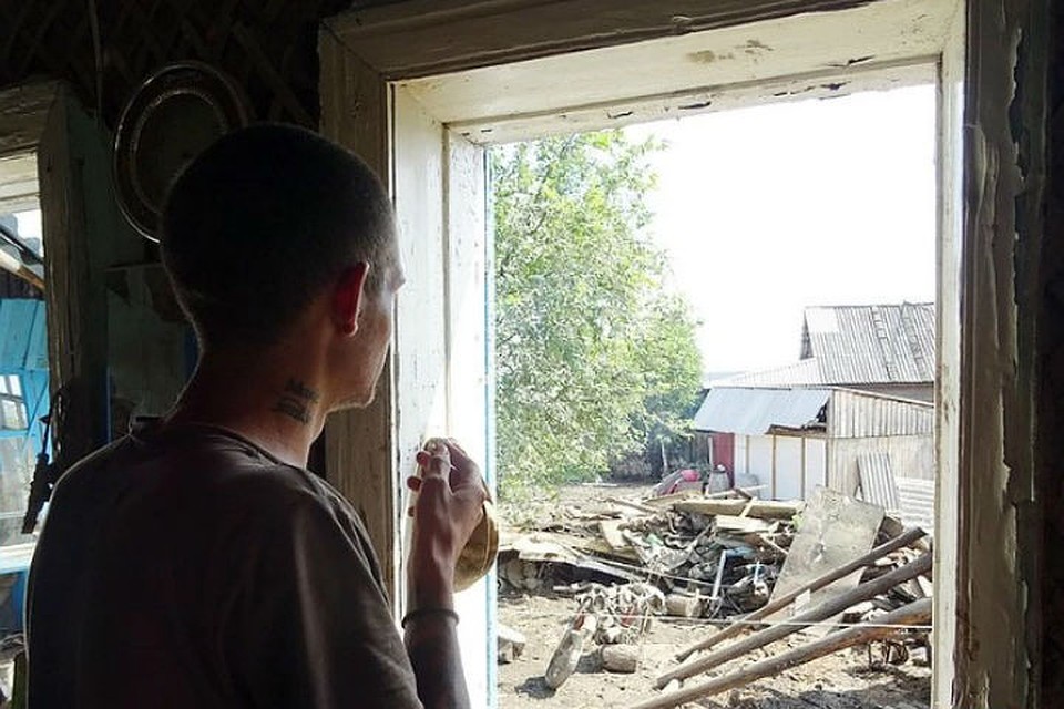 Люди с тоской смотрели на то, что осталось от их домов. Фото: Алексей ОВЧИННИКОВ