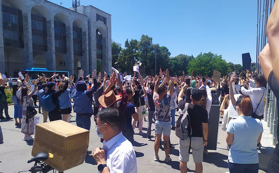 На площади, по разным оценкам, собралось от 1000 до полутора тысяч человек. Фото: Мааданбек КАПАРОВ