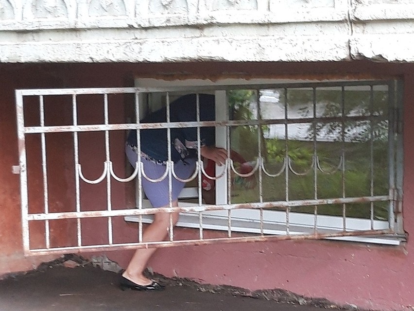 Поликлиника расположена в цоколе и на первом этаже. Фото Анны Волченок из группы «Саратов Life»