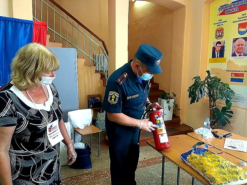 Сотрудники МЧС на участке. Фото: Пресс-служба управления МЧС по Калининградской области