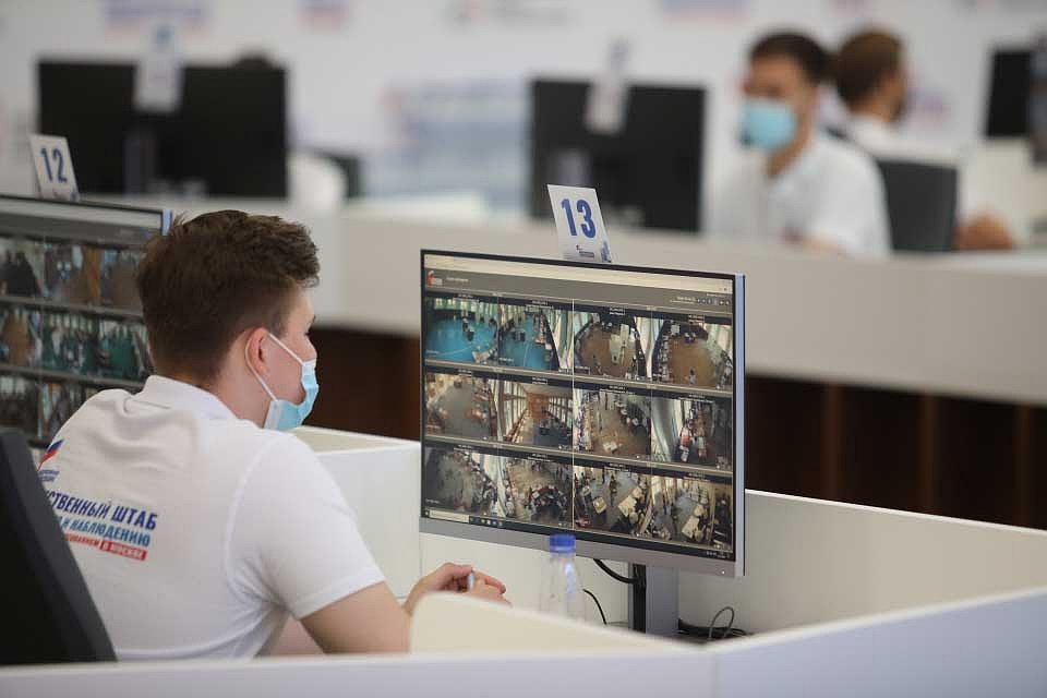 Транспарентности голосования способствует высокое качество видеонаблюдения, которое ведется круглосуточно за всеми участками. Фото: Андрей АБРАМОВ