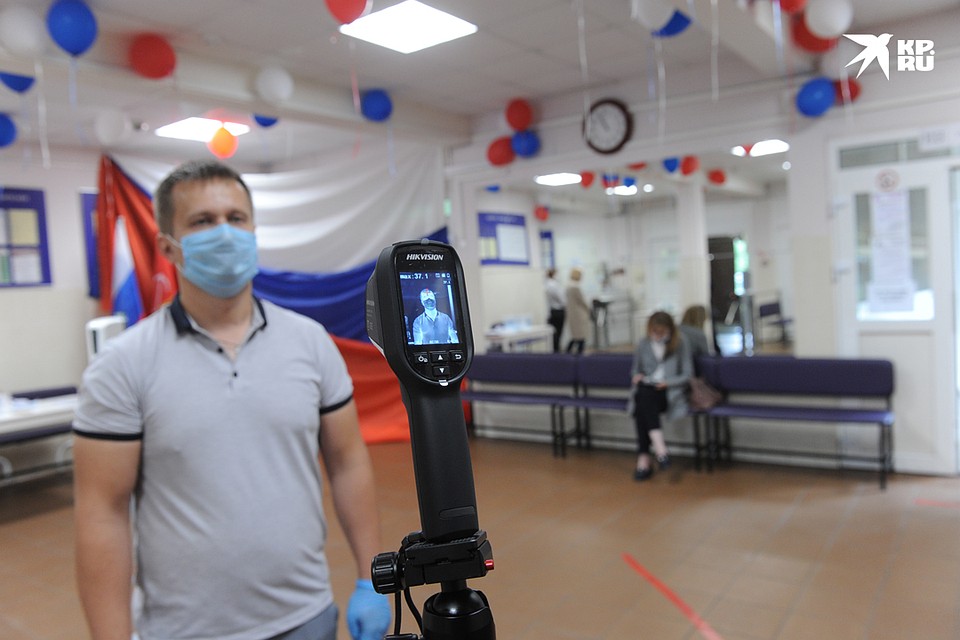 В 12-й школе всех температуру мерили тепловизорами. Устройство сумело зафиксировать даже перегревшийся телефон. Фото: Олег ЗОЛОТО