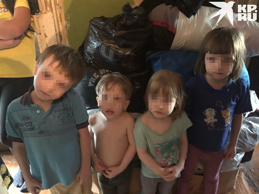 Женщина проживает в двухкомнатной квартире с 8 детьми. Фото: Анна ТАЖЕЕВА