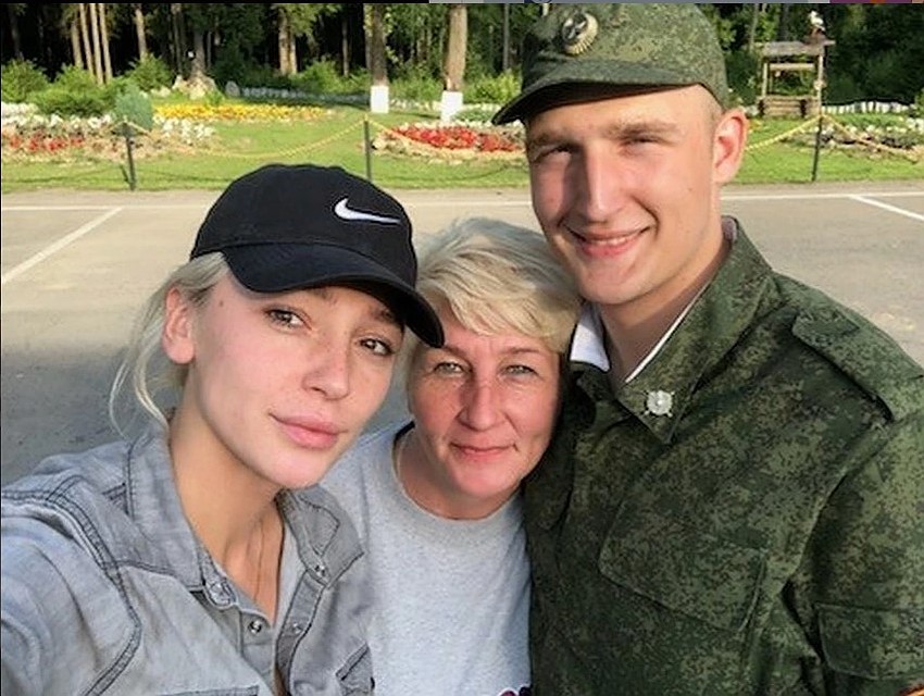 Настя с мамой и братом Фото: СОЦСЕТИ