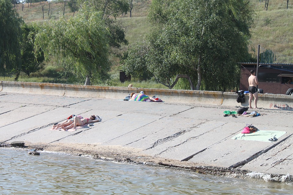 Искупаться в море приезжают местные жители Фото: Никита МАКАРЕНКОВ, Павел ХАНАРИН