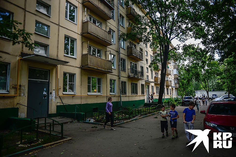 Агрессивный мужчина напал на детей во дворе жилого дома, свидетелями этого были соседи. Фото: Михаил ФРОЛОВ