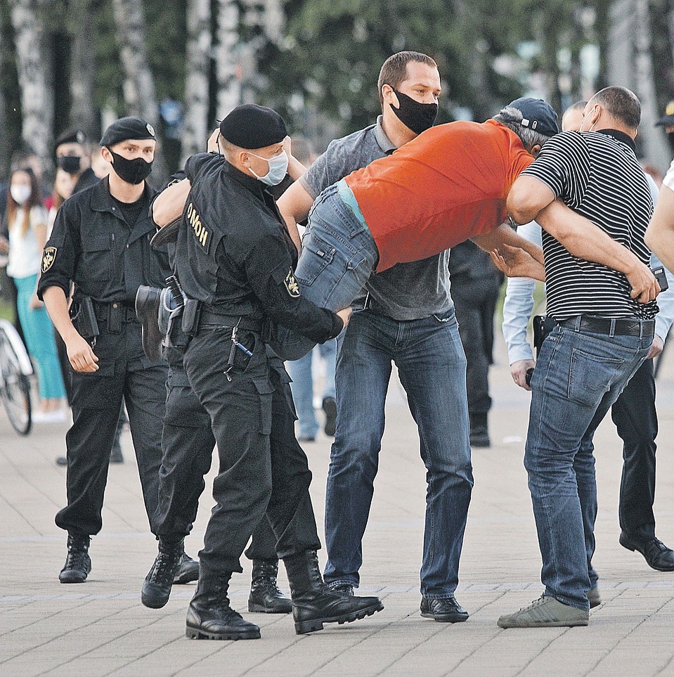 Даже намеки на любые уличные протесты в Минске пресекают моментально и жестко - просто пакуют людей в автозаки. Фото: Святослав ЗОРКИЙ