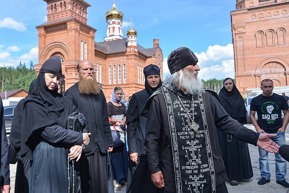 Схимонаха поддерживают многочисленные соратники Фото: Алексей БУЛАТОВ