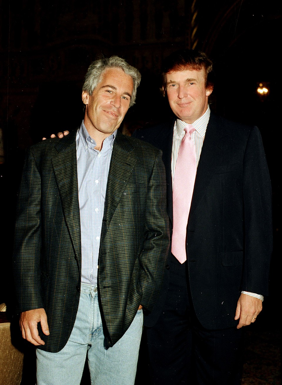 Трамп и Эпштейн – соседи по Палм-Бич.1997 г. Президент США утверждает, что не общался с Джеффри лет 15. Фото: Getty Images