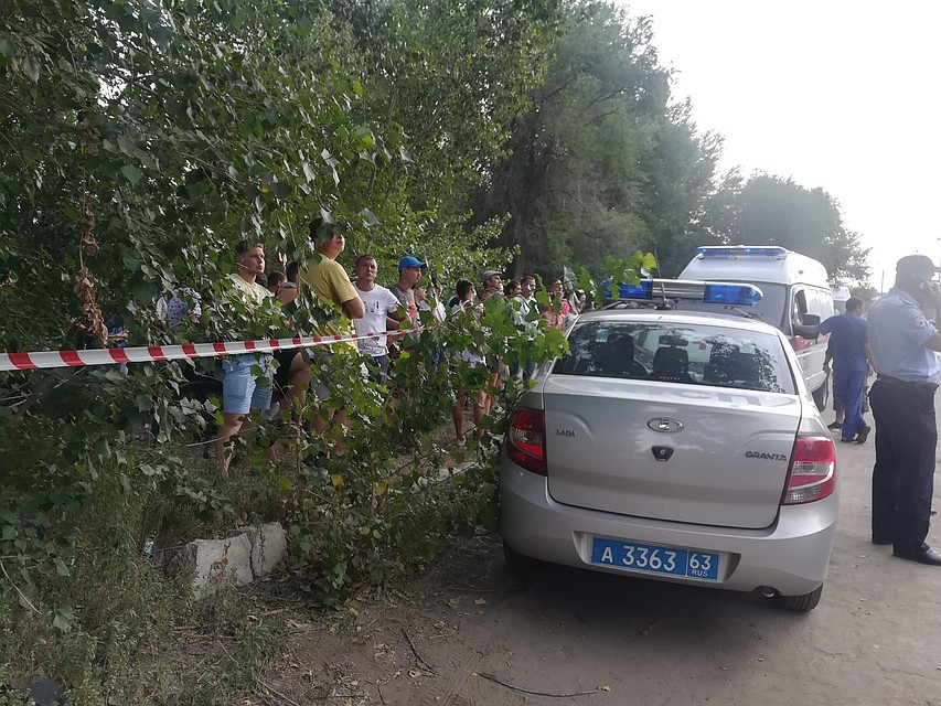 Зеваки пришли смотреть на огонь, а лучше было бы держаться подальше Фото: Евгения ВАСИНА